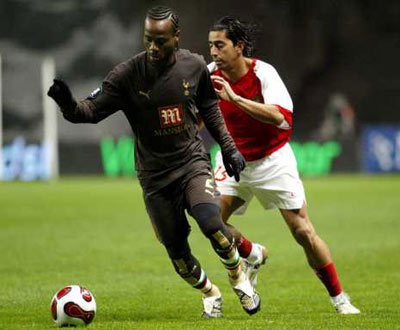 Sp. Braga-Tottenham: Wender com Chimbonda (Foto EPA)