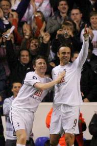 Taça UEFA: Berbatov e Robbie Keane festejam golo (EPA)