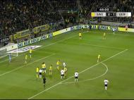 Dois jogadores alemães aproximam-se da bandeirola de canto e a Suécia descarta um dos jogadores que fazia defesa a zona.