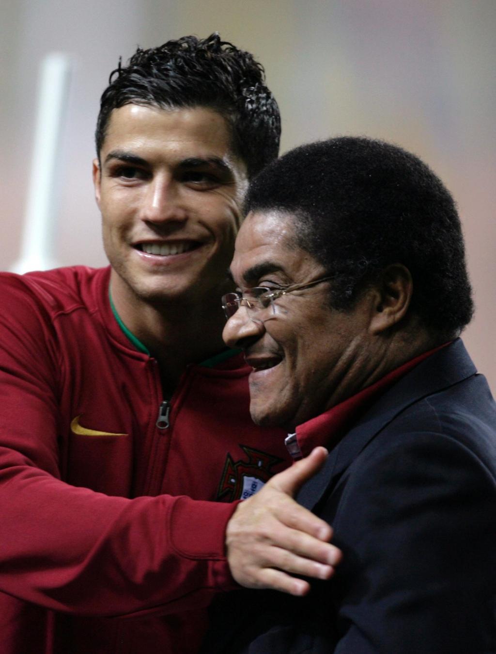 Cristiano Ronaldo e Eusébio (foto Reuters)