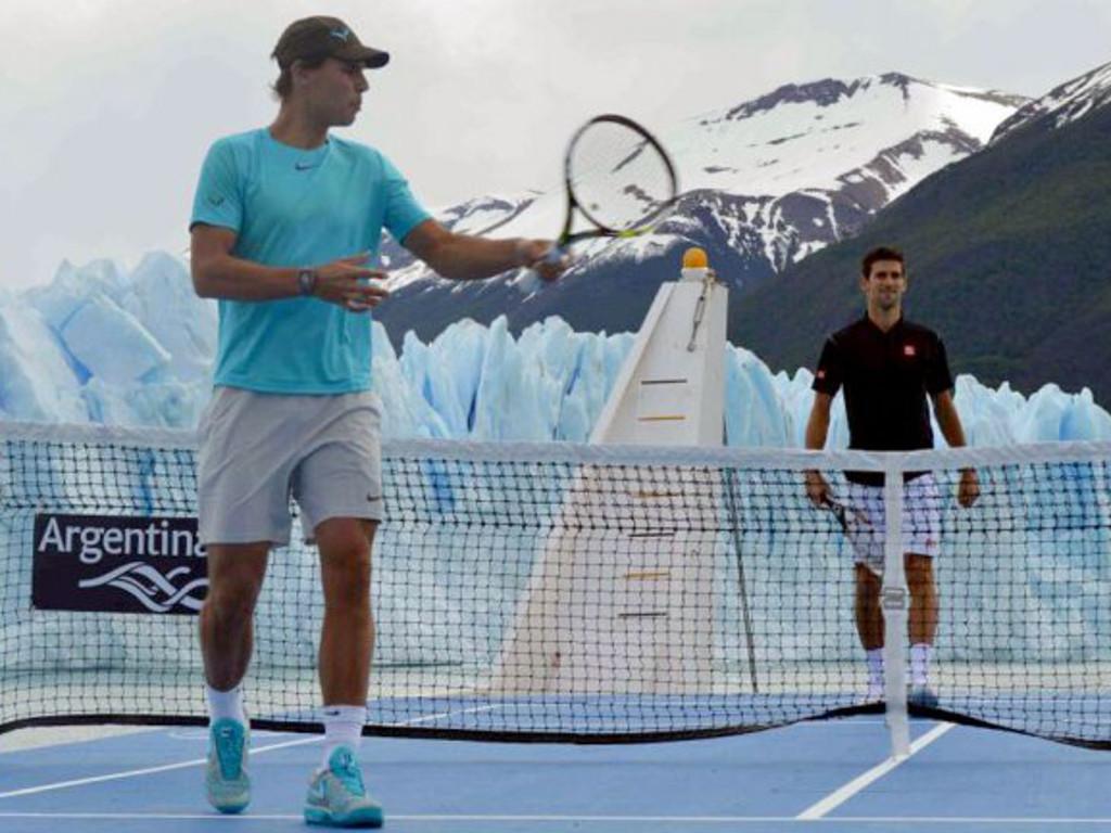 Nadal e Djokovic jogam ténis em glaciar