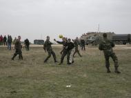 Soldados ucranianos jogam futebol na Crimeia (Reuters)