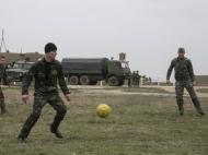 Soldados ucranianos jogam futebol na Crimeia (Reuters)