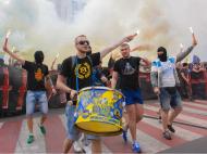 Adeptos do Dnipro e Metalist juntos pela Ucrânia unida