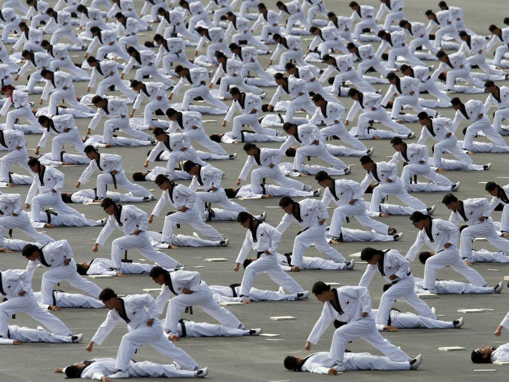 Forças especiais coreanas fazem demonstração de Taekwondo (Reuters/Kim Hong-Ji)