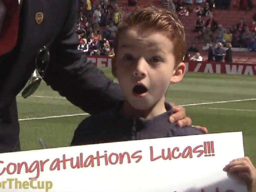 Lucas, jovem adepto do Arsenal