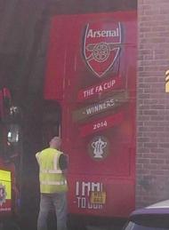 Autocarro do Arsenal preparado para a vitória na Taça de Inglaterra