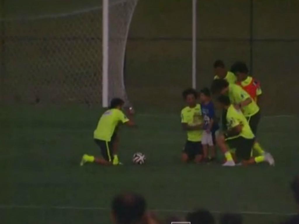 Neymar protege criança