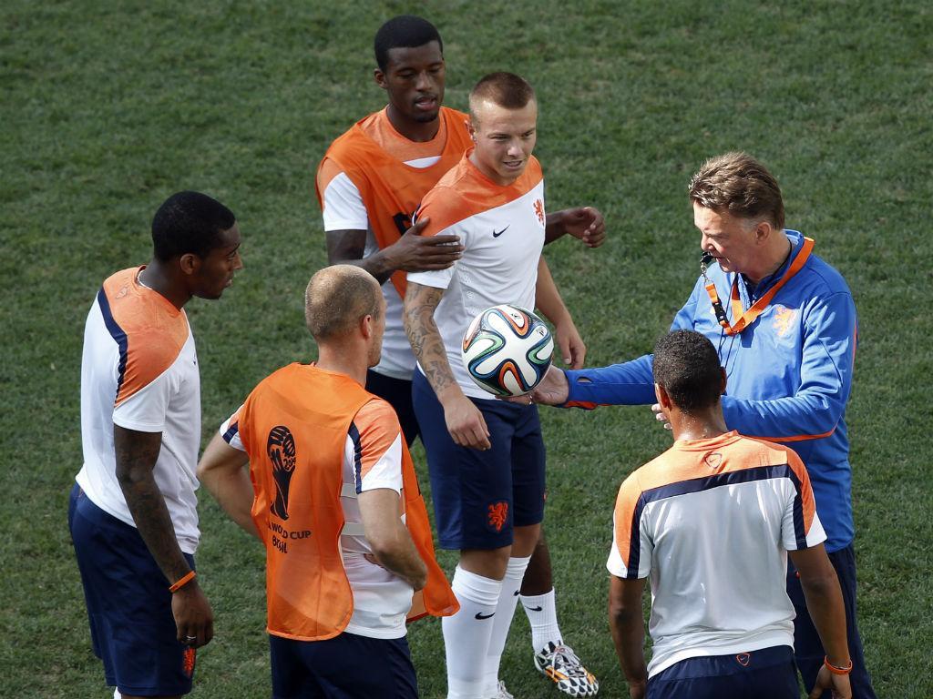 Holanda e Chile preparam embate de líderes (Reuters)