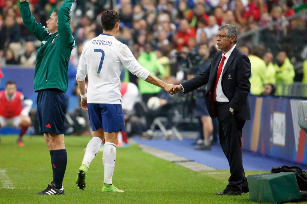 Cristiano Ronaldo e Fernando Santos cumprimentam-se no França-Portugal
