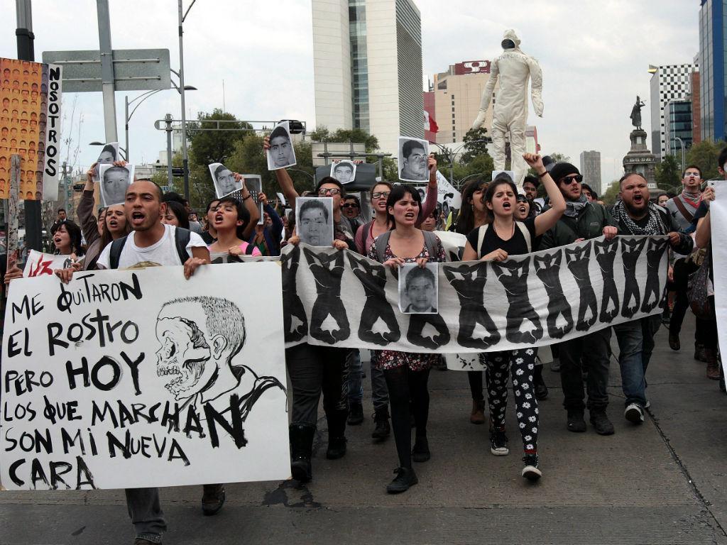 Dezenas de estudantes continuam desaparecidos no México (EPA/LUSA)
