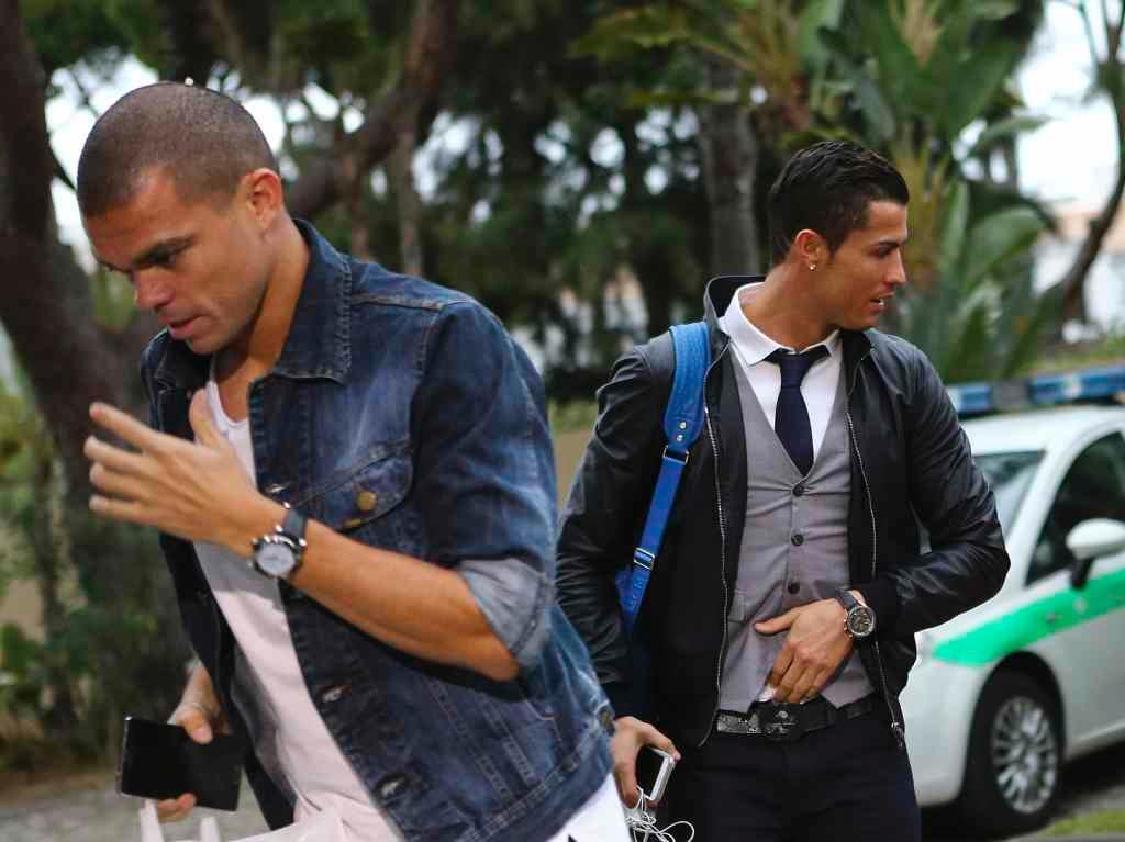 Seleção: Pepe e Cristiano Ronaldo à chegada (Lusa)