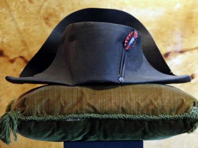 Famoso chapéu de Napoleão à venda em leilão em Paris - TVI