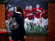Adepta em Old Trafford vê foto da equipa do ManUtd vencedora da LC em 2008 (Lusa)