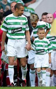 Larsson pai e Larsson filho em 2004 (Reuters)