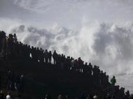 Ondas gigantes e muita gente à espera de recordes na Nazaré (Lusa)