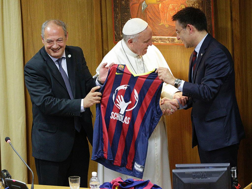 Papa Francisco recebe camisola do Barcelona (REUTERS)