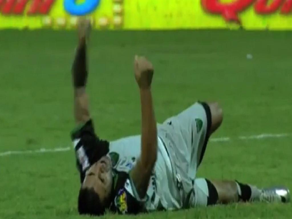 Carlos Bueno fratura tíbia e perónio diante do Boca Juniors