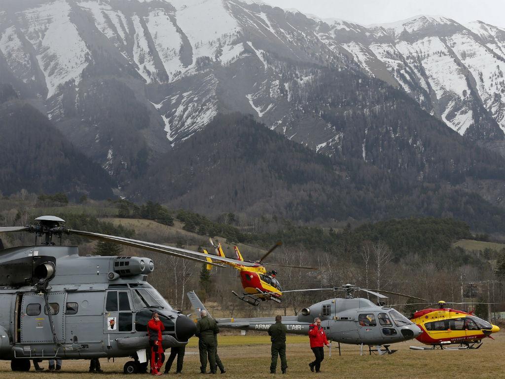 Helicópteros fazem buscas nos Alpes (REUTERS)