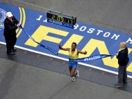 Lelisa Desisa e Caroline Rotich ganham a Maratona de Boston (REUTERS)
