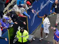Lelisa Desisa e Caroline Rotich ganham a Maratona de Boston (REUTERS)