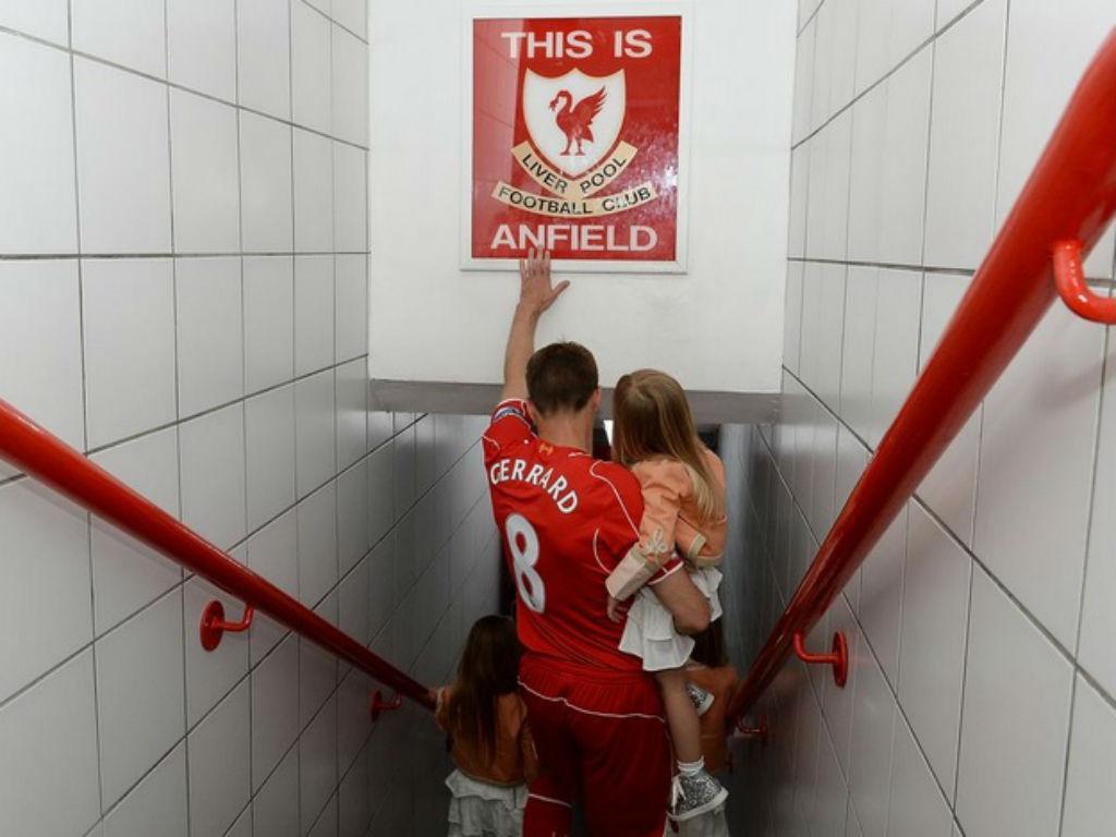 O adeus de Gerrard (fonte: twitter do Liverpool)