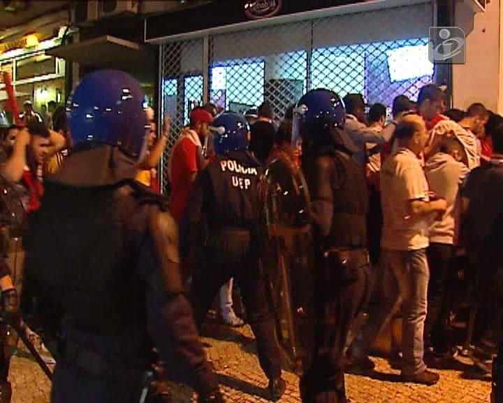 Benfica: tensão entre adeptos e polícia durou até de madrugada