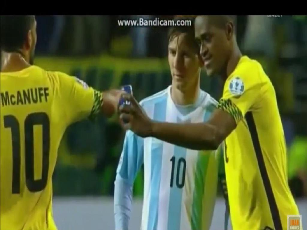 Deshorn Brown tira selfie com Lionel Messi