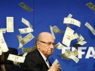 Atiraram dinheiro a Blatter