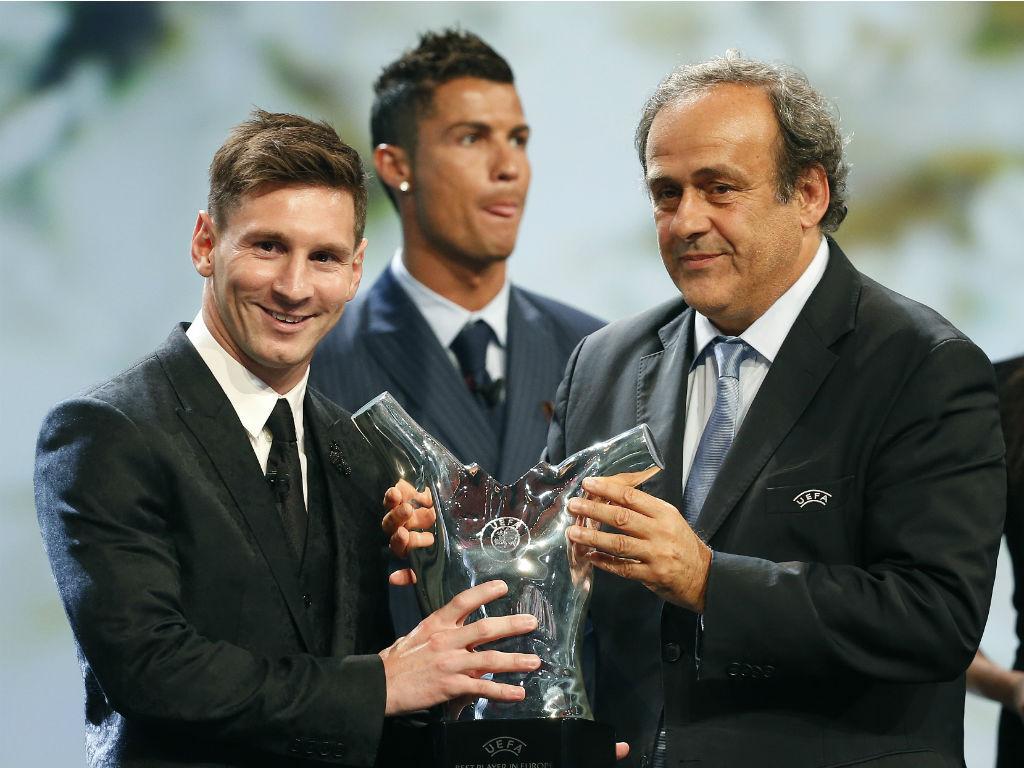 Messi recebe prémio de melhor jogador da UEFA (REUTERS/Eric Gaillard)