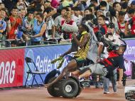 Usain Bolt atingido por um cameraman (REUTERS)