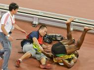Usain Bolt atingido por um cameraman (REUTERS)