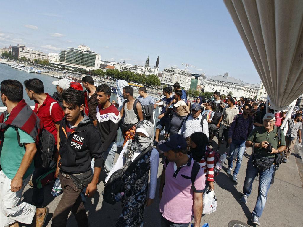 Refugiados caminham em Budapeste em direção à Áustria [Foto: EPA]
