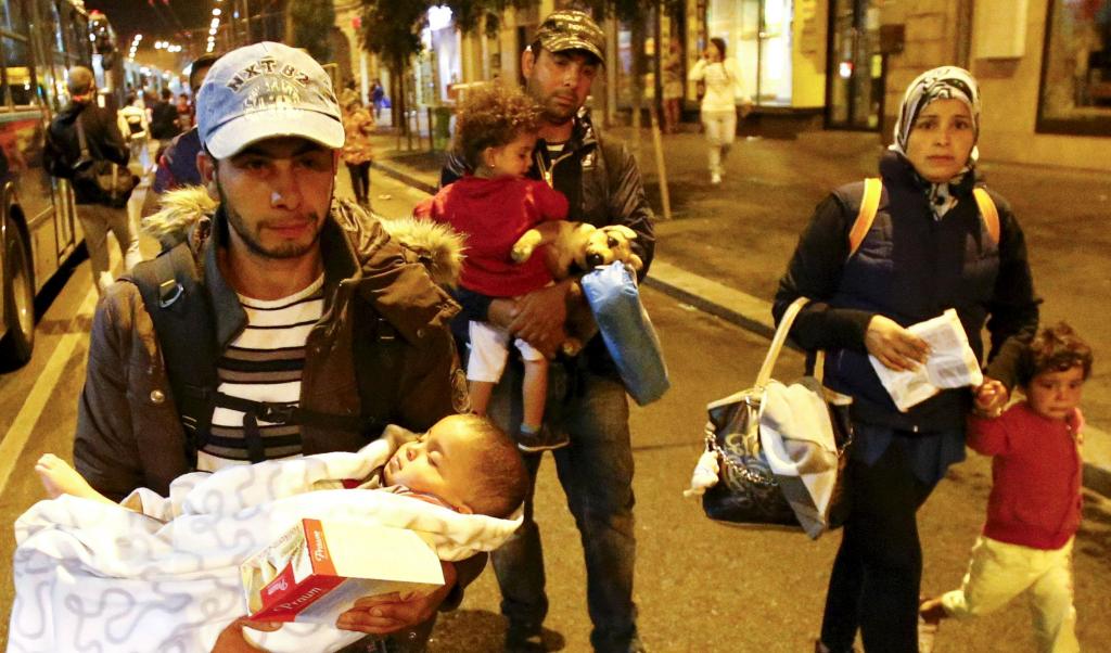 Refugiados sírios deslocam-se da Hungria para a Áustria (Reuters)