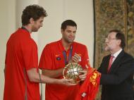Campeões europeus de basquetebol recebidos em festa pelos espanhóis (Reuters)