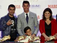 Ronaldo recebe a quarta Bota de Ouro (Andrea Comas/Reuters)
