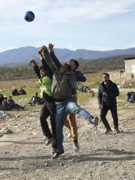 Refugiados jogam futebol e volei na Macedónia