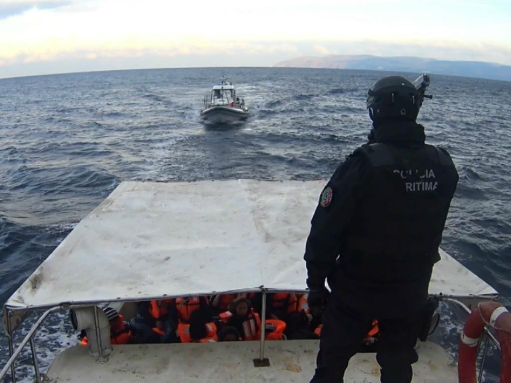 Polícia Marítima resgata refugiados em Lesbos