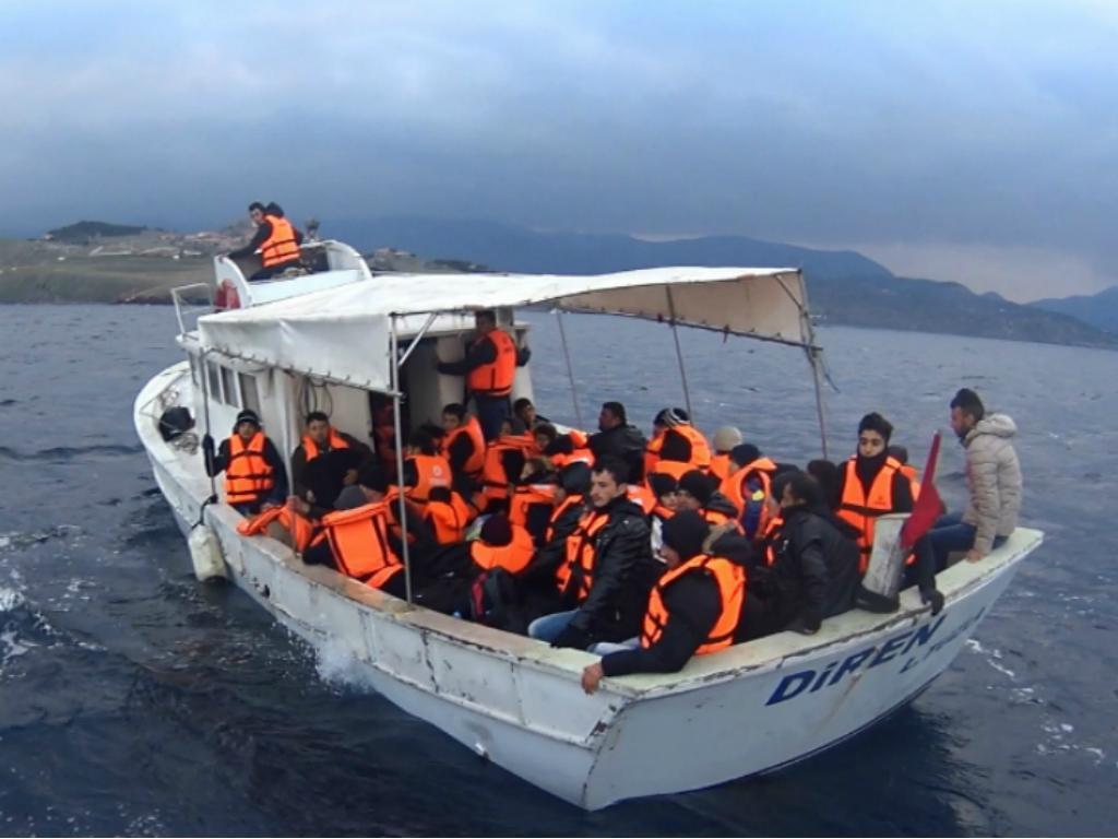 Polícia Marítima resgata refugiados em Lesbos