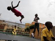 África do Sul: crianças treinam na rua, mas vão aos mundiais de trampolim (EPA)