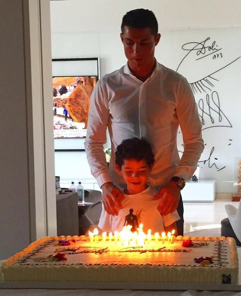 Cristiano Ronaldo com o filho Foto: DR