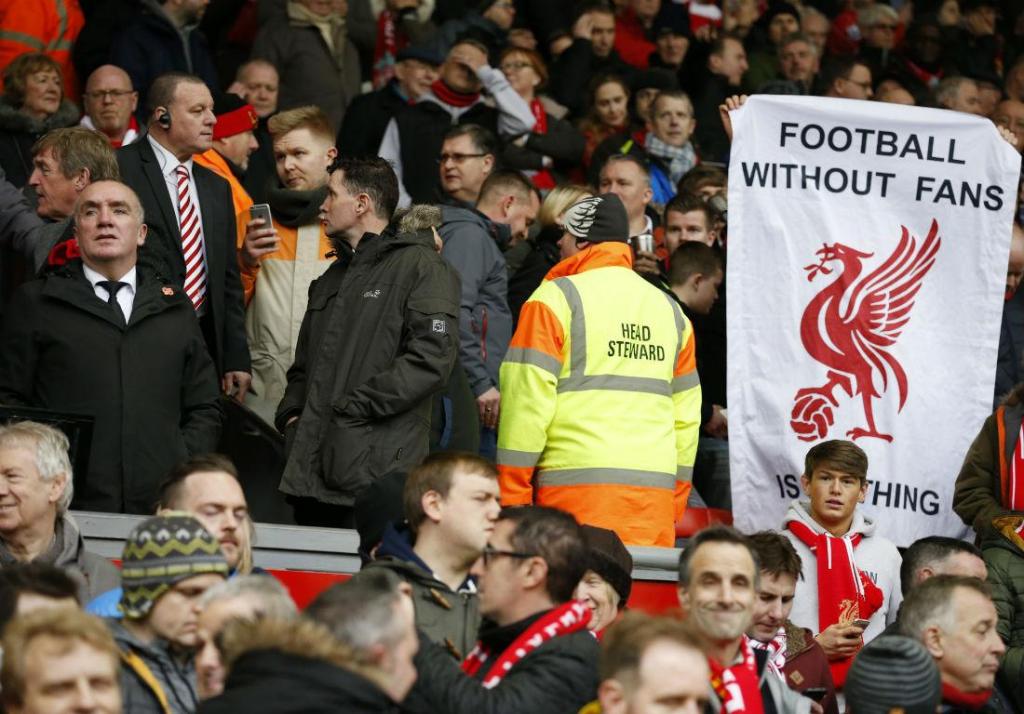 Adeptos do Liverpool deixam o estádio ao minuto 77 (reuters)