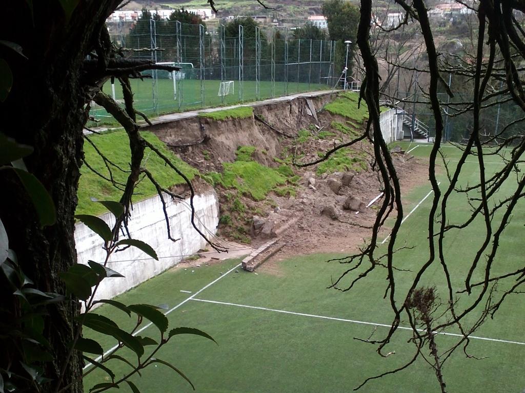 Muro caiu no Complexo Desportivo do V. Guimarães