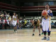 Manny Pacquiao a jogar basket nas Filipinas (EPA)