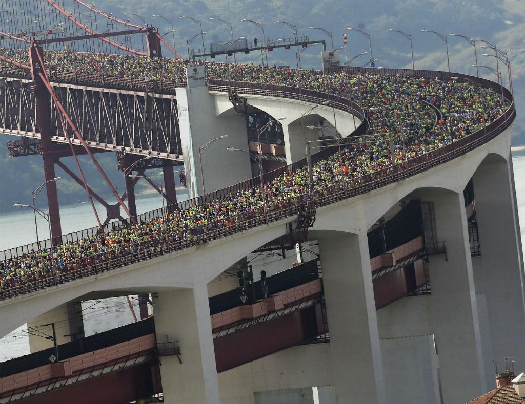Cerca de 35 mil pessoas atravessam a Ponte 25 de Abril na 26ª edição da Meia-Maratona de Lisboa