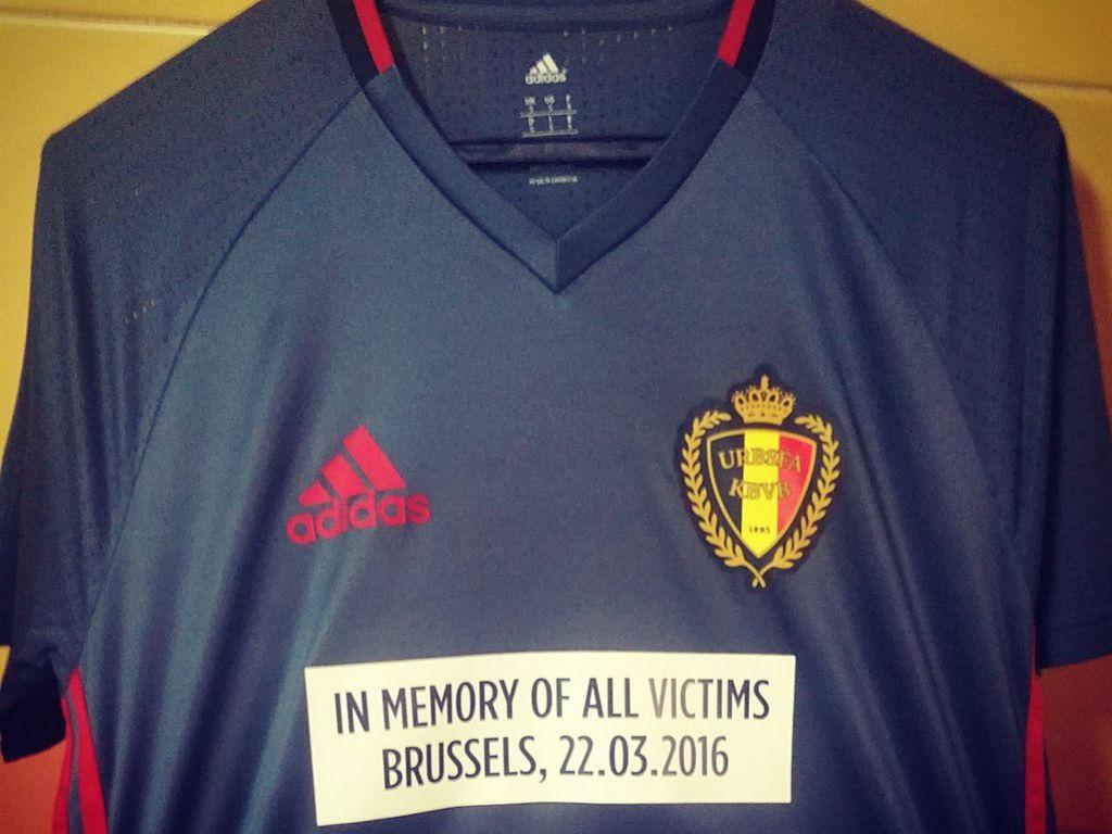 Camisola de homenagem às vítimas dos atentados de Bruxelas