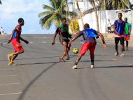 Falta de campos na Libéria leva o futebol para a rua (EPA)
