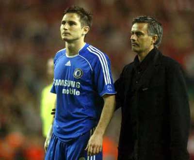 Mourinho consola Lampard depois da derrota em Anfield.