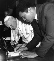 Muhammad Ali com o Papa João Paulo II,  no Vaticano, em 1982 (Reuters)