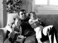 Muhammad Ali com as filhas Laila e Hana, num hotel londrino, em 1978 (Reuters)